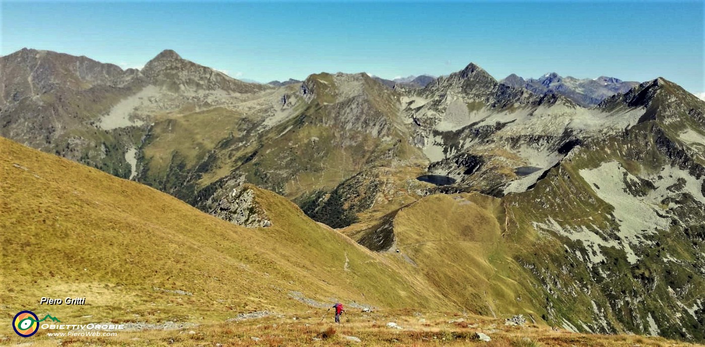 77 Sul sentiero per Cima di Lemma in decisa salita con splendido panorama verso la regione dei Laghi di Porcile e i loro monti.jpg